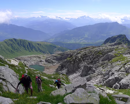 032 Pierriers et pentes herbeuses, au dessus du lac du Lay.