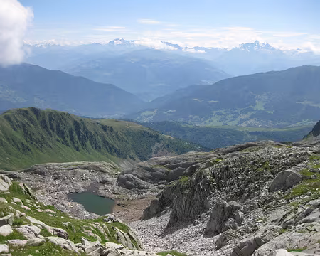 033 Pierriers et pentes herbeuses, au dessus du lac du Lay.