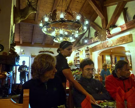 PXL023 Festin sous le lustre baroque au Roc de la Pêche