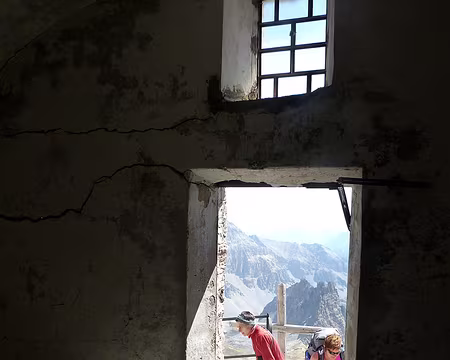 PXL089 Dans la chapelle située au sommet. Il y a des couvertures et des matelas.
