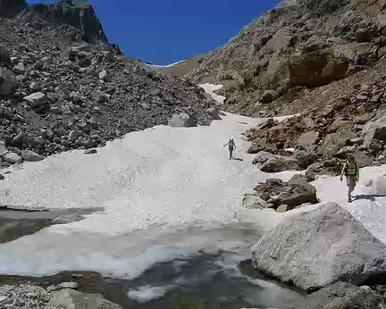 021 ... franchir des névés (en contre-bas du col des Gourgs Blancs)