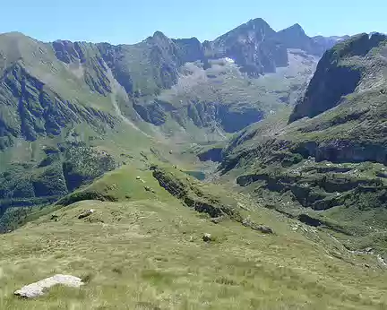 047 ... de vastes cirques et de profondes vallées, typiques de Pyrénées (le cirque d'Espingo)