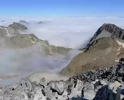 079 Ambiances (au sommet du Pic Perdiguère : mer du nuage du côté français)