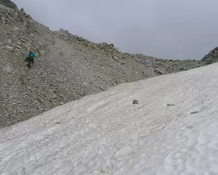 017 ... atteindre les névés (dans le vallon inférieur de Litérole)