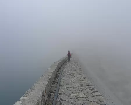 080 Ambiances (le barrage du lac du Portillon dans la brume)