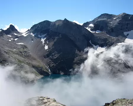 081 Ambiances (voile au-dessus du lac du Portillon. A gauche, le col inférieur de Litérole ; au centre, le Pic Royo ; à gauche, le Pic Perdiguère)