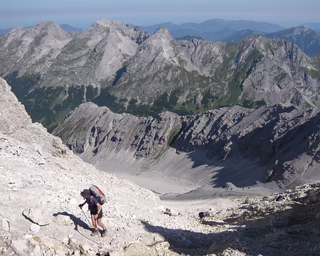 PXL016 Pente raide, heureusement il n'y a plus de névé début août