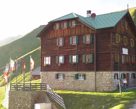 PXL123 Heureusement le refuge est solide ...