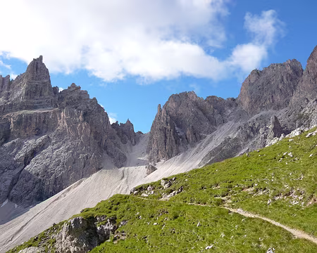 PXL137 La forcella Roa (notre col, au milieu)