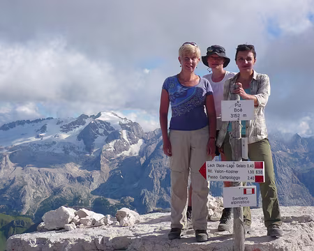 PXL189 Montée au Piz Boé, la Marmolada derrière.