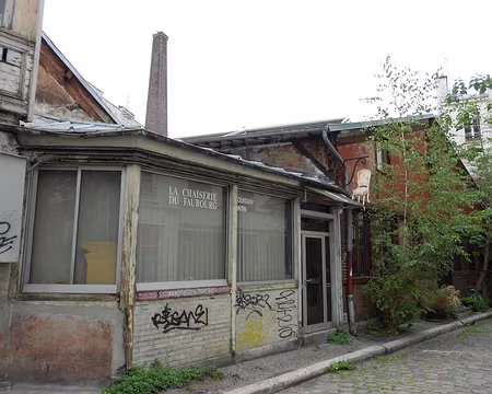 PXL006 ainsi que l'une de dernières hautes cheminées en briques du Faubourg