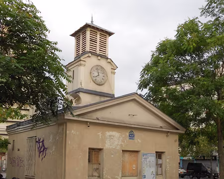 PXL024 Petit pavillon surmonté d'une horloge face au marché couvert