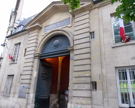 PXL031 Entrée des Quinze-Vingts, hôpital fondé par St-Louis en 1260 pour accueillir, à son retour de croisade, 300 compagnons devenus aveugles