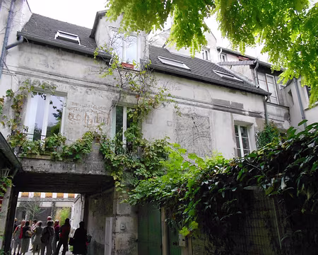 PXL040 Pavillon du XVIIè siècle avec cadran solaire datant de 1751