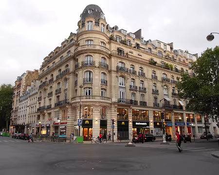 PXL046 Immeuble orné avec sa tour d'angle situé à l'angle de la rue du Faubourg St-Antoine et l'avenue Ledru-Rollin