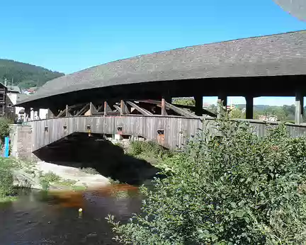 PXL001 Forbach - le pont sur la Murg ayant été emporté par une crue, il a été remplacé par un pont couvert en bois, avec une seule arche. (17è)
