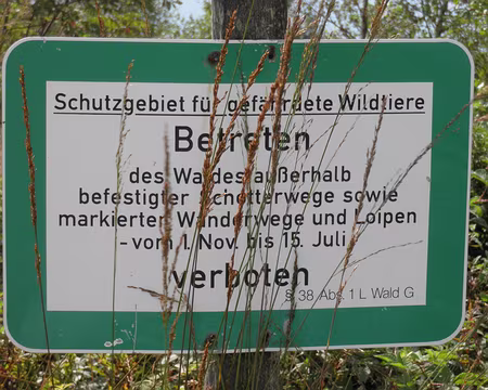 PXL045 en clair : zone de protection de la faune sauvage, interdiction de pénétrer dans la forêt en dehors des sentiers et des pistes