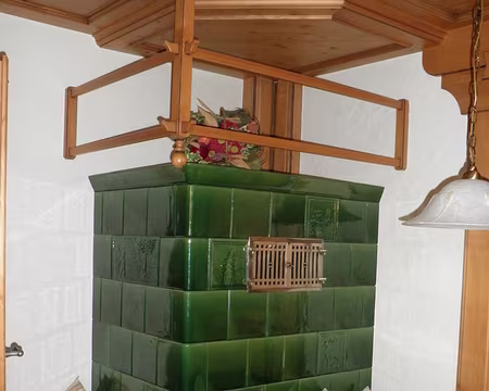 PXL083 le poêle en faïence dans la salle à manger