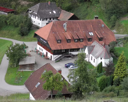 PXL108 sur l'Osterbach - une chapelle construite en 1738 dédiée à Wandelinus, patron des paysans et des animaux des fermes. Puis une auberge a été construite autour de...
