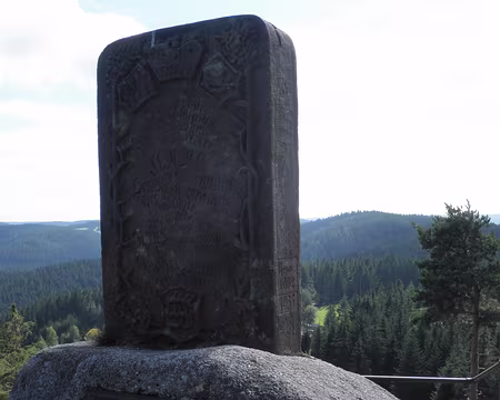 PXL148 la stèle en haut de Karlstein