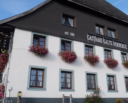 PXL198 à une époque peu sûre, les paysans venaient cacher leurs biens dans les caves de l'auberge, et dans le dialecte local, les verbes cacher et geler seraient très...