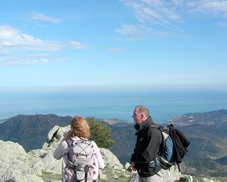 DSCN1434 La Tour Madeloc se découpe sur la mer.