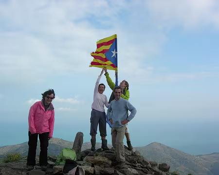 DSCN1440z1045 A la Tour de Carroig on hisse le drapeau catalan.