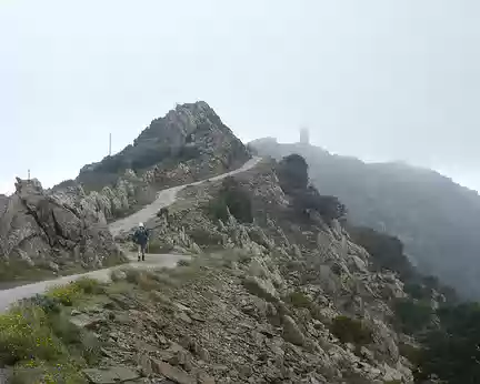 La tour de la Madeloc se dévoile maintenant qu'on en est redescendus... La tour de la Madeloc se dévoile maintenant qu'on en est redescendus...