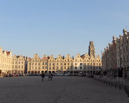 PXL059 La Place des Héros et l'Eglise St-Jean-Baptiste