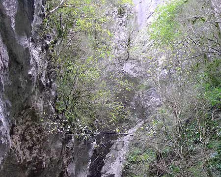 010 L'entrée de la Grotte aux Lacs.