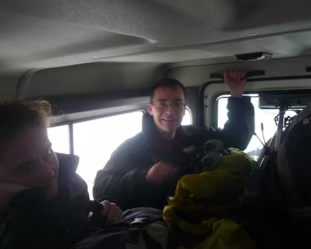 020 Montée en véhicule 4x4 à l'entrée des galeries.