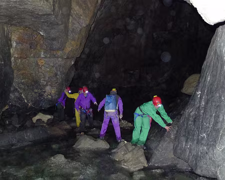 026 Aventure spéléologique. Ce jour-là, la rivière souterraine se laissait traverser relativement facilement...