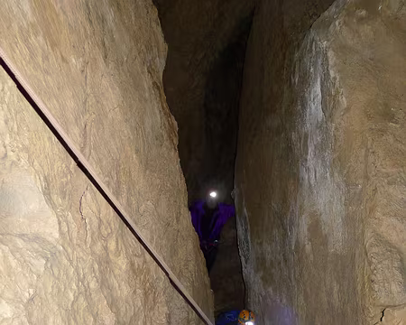 031 Aventure spéléologique. Passage plus délicat.