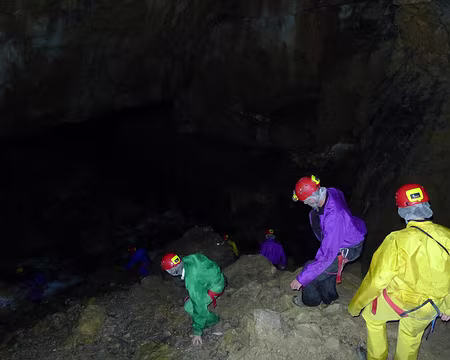 032 Aventure spéléologique.