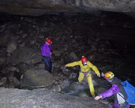033 Aventure spéléologique. La rivière souterraine, toujours...