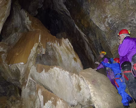 036 Aventure spéléologique.