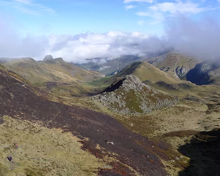 047 Premier aperçu des montagnes basques, dans une robe automnale.