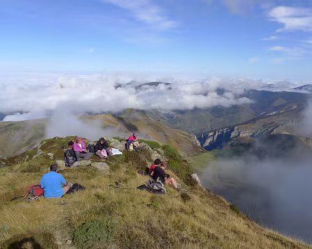 053 ... avant de casser la croute. A droite, en contre-bas, le canyon d'Ehujarré.