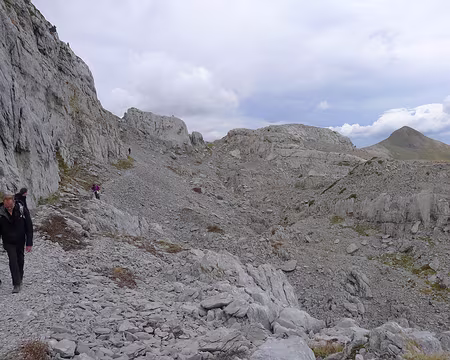 091 A travers le lapiaz.