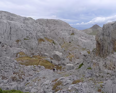 093 A travers le lapiaz.