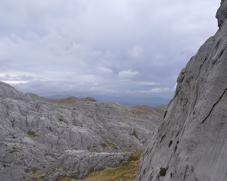 094 A travers le lapiaz.