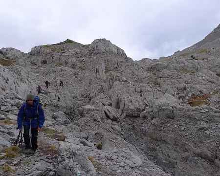 097 A travers le lapiaz.