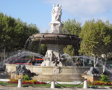 PXL000 Place de la Rotonde à Aix, le groupe des 