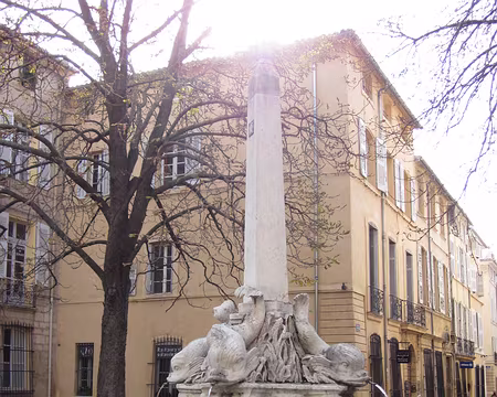 PXL001 La place des quatre dauphins