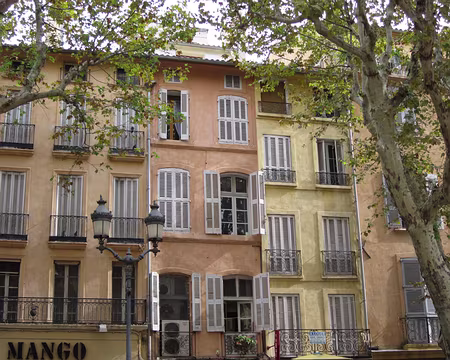 PXL009 Quelques façades provençales, place de la mairie