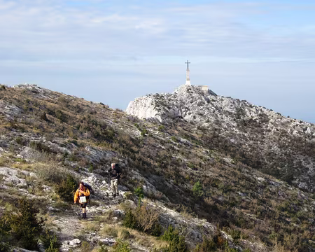 PXL014 La croix de Provence derrière nous