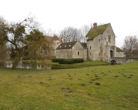 PXL009 Le Château de Pontarmé fondé au XIIIè siècle et sa porte fortifiée.