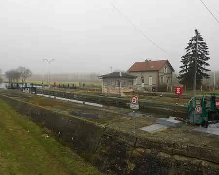 PXL001 Ecluse sur le canal de St-Quentin. Ce canal, long de 92 km ...
