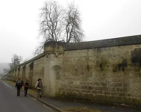PXL040 Mur d'enceinte de l'Abbaye fondée en 1120 par l'Evêque de Laon qui offre à St-Norbert de Xanten des terres pour fonder sa communauté : l'Ordre de Prémontré