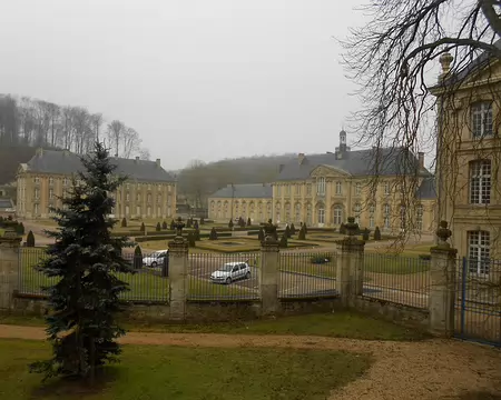 PXL042 A gauche, le Logis Abbatial